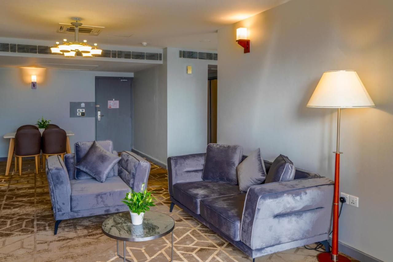 Manhattan Business Hotel, Male Luaran gambar