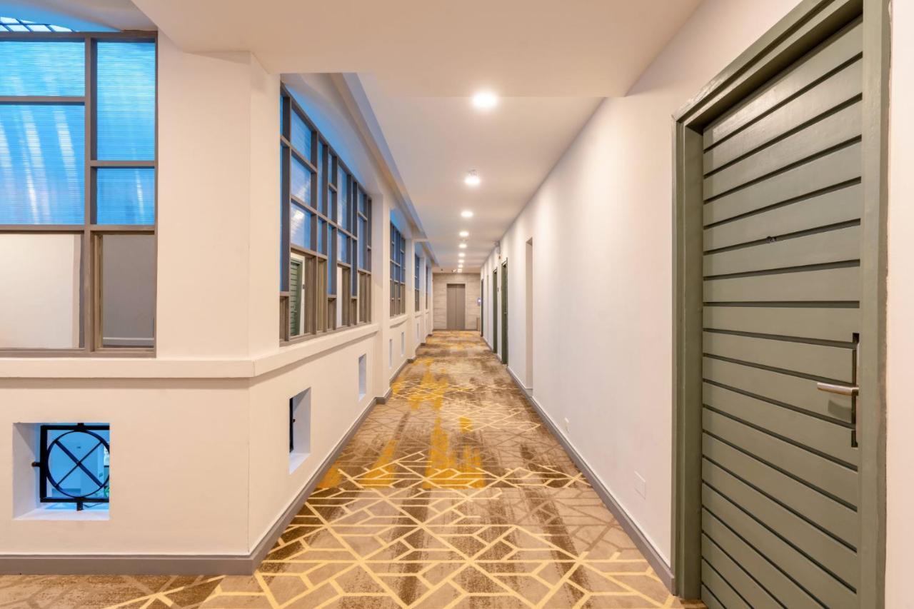 Manhattan Business Hotel, Male Luaran gambar