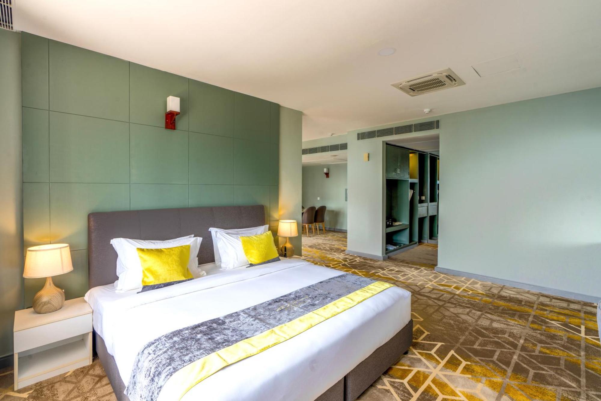 Manhattan Business Hotel, Male Luaran gambar