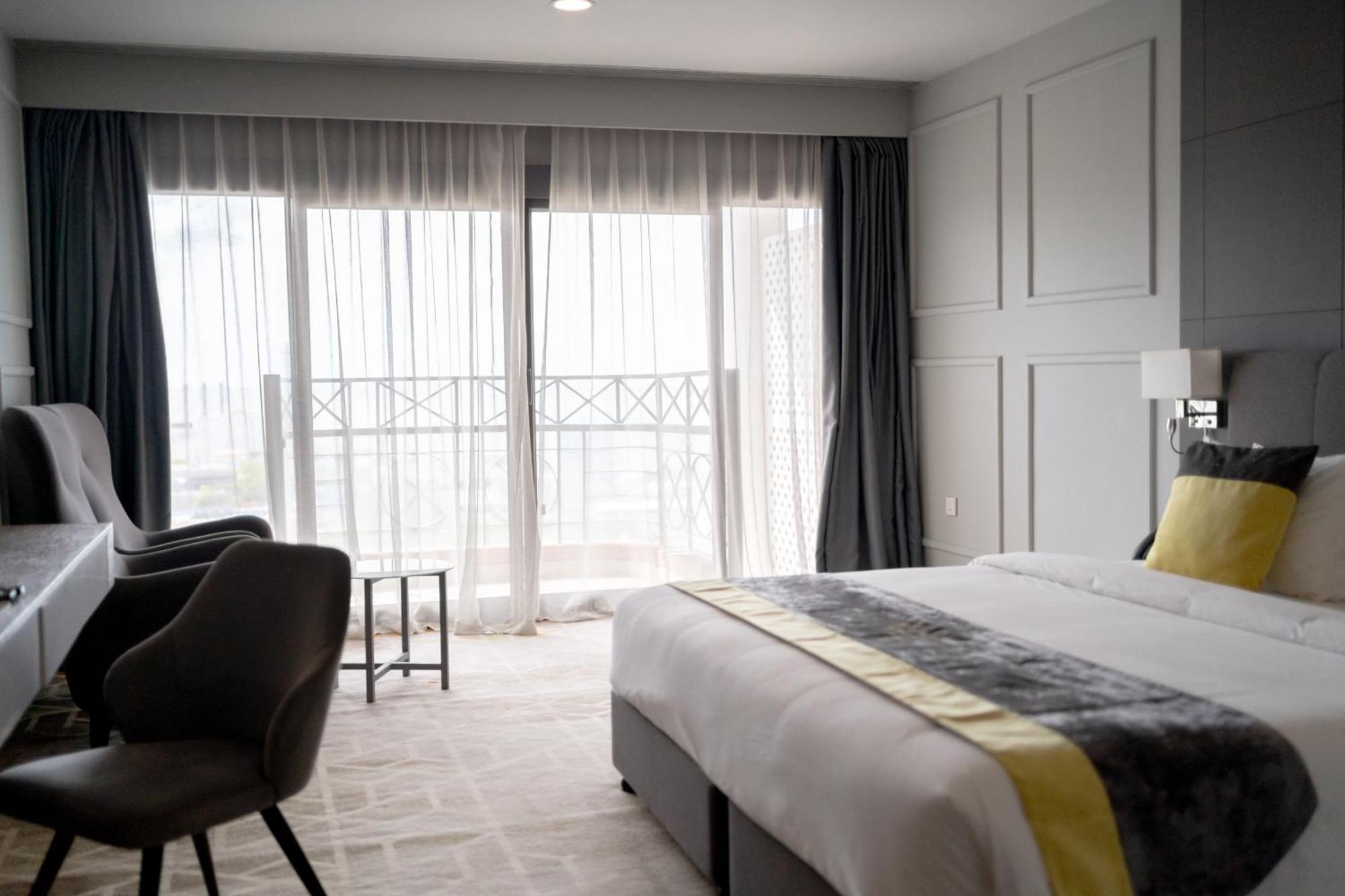 Manhattan Business Hotel, Male Luaran gambar